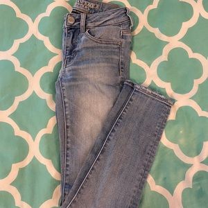 American Eagle light wash skinny jeans!!